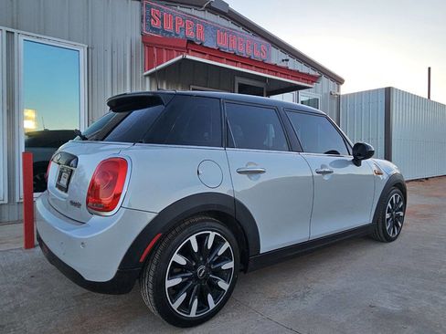 Used 2017 MINI Cooper 4-Door Hardtop image 4