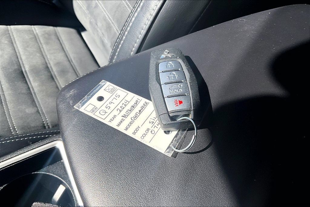 Used 2024 Mitsubishi Outlander SE AWD/4WD image 11