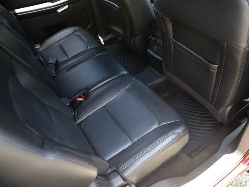 Used 2018 Ford Explorer XLT w/ Equipment Group 202A FWD image 12