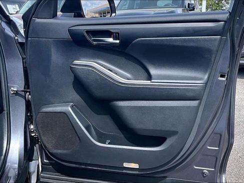 Used 2024 Toyota Highlander XLE FWD image 28