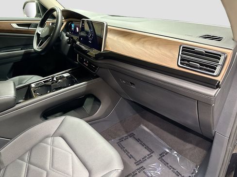 Used 2025 Volkswagen Atlas SE image 31