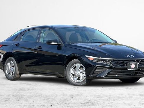 New 2026 Hyundai Elantra SE image 1