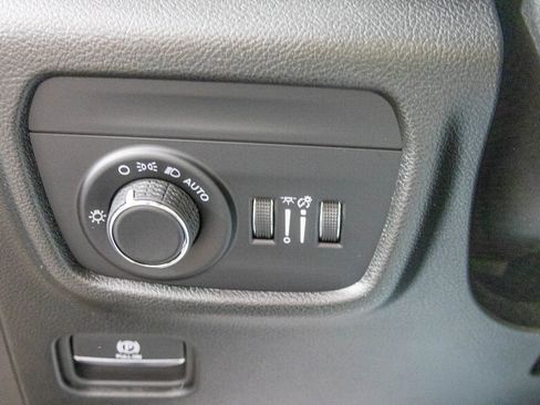 New 2025 Jeep Grand Cherokee Altitude image 18