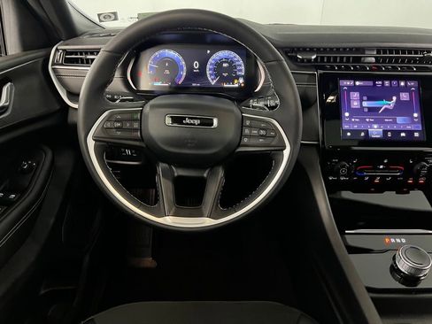 Used 2025 Jeep Grand Cherokee Altitude image 14