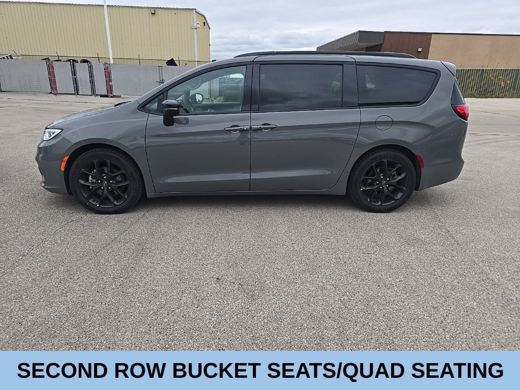 Used 2025 Chrysler Pacifica Limited FWD image 3