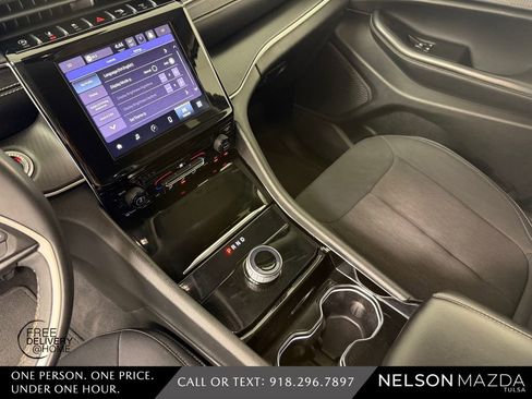 Used 2023 Jeep Grand Cherokee L Laredo image 28