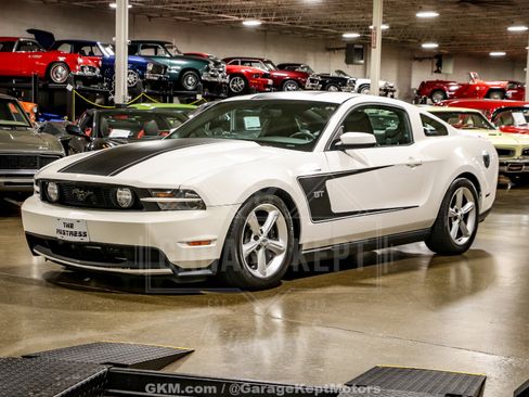 Used 2010 Ford Mustang GT RWD image 3