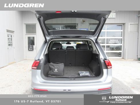 Used 2024 Volkswagen Tiguan SE w/ Panoramic Sunroof Package image 37