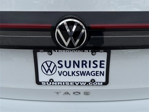 Used 2025 Volkswagen Taos SE image 38