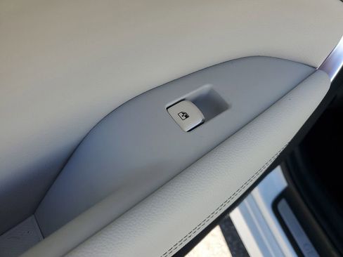 Used 2025 Genesis G70 2.5T image 17