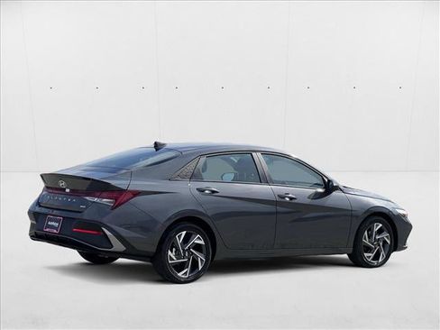 New 2025 Hyundai Elantra SEL image 2