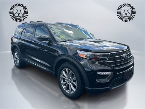 Used 2023 Ford Explorer XLT w/ Equipment Group 202A image 3