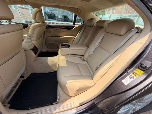 Used 2009 Lexus LS 460 L w/ Luxury Pkg RWD image 9