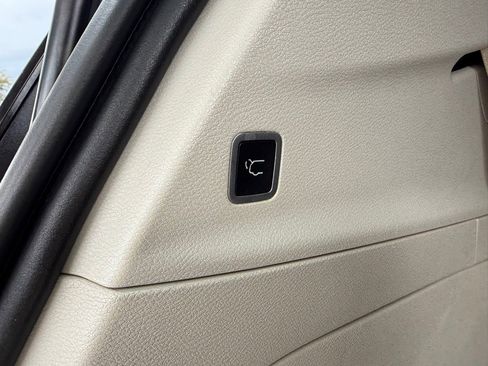 Used 2018 Chrysler Pacifica Limited image 27