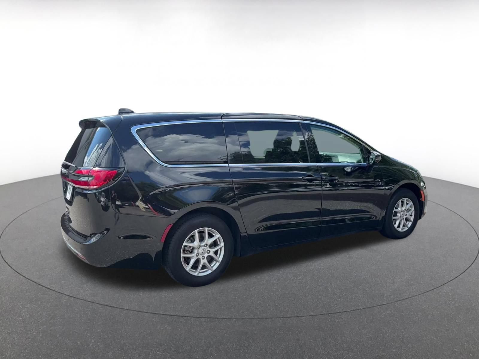 Used 2024 Chrysler Pacifica Touring-L FWD image 12