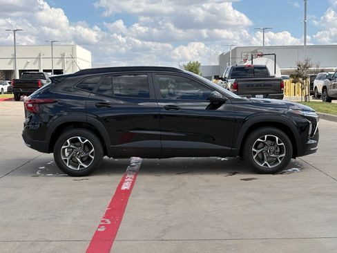 Used 2024 Chevrolet Trax LT FWD image 8
