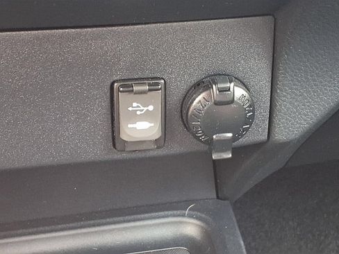 Used 2018 Toyota RAV4 LE FWD image 20