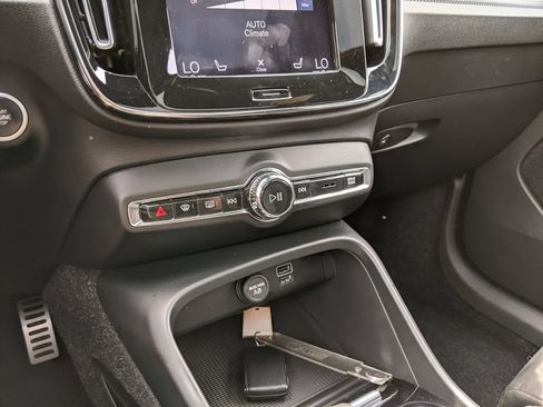 Used 2021 Volvo XC40 T5 R-Design w/ Protection Package AWD/4WD image 18