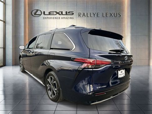Used 2025 Toyota Sienna Platinum image 5