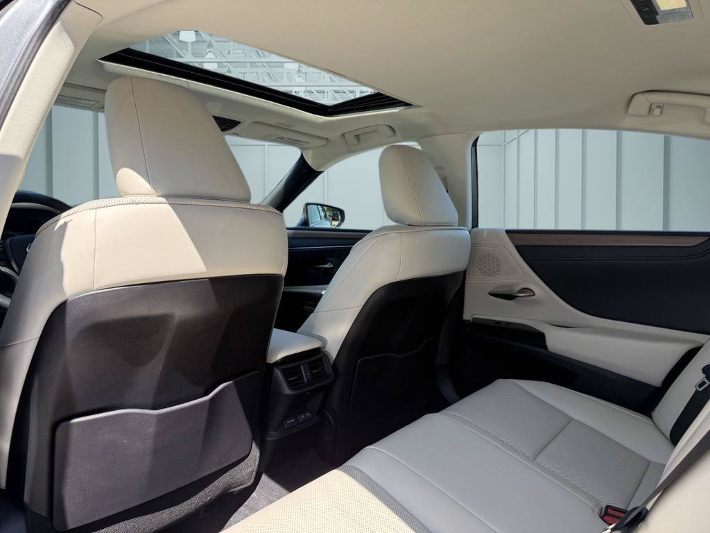 Used 2024 Lexus ES 300h w/ Premium Package FWD image 16