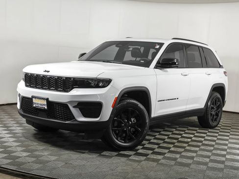 Used 2024 Jeep Grand Cherokee Altitude AWD/4WD image 2