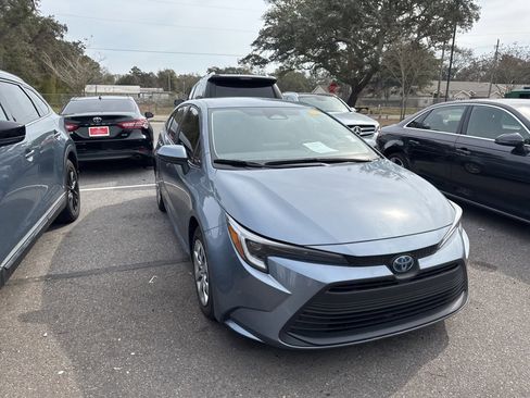 Used 2025 Toyota Corolla LE image 3