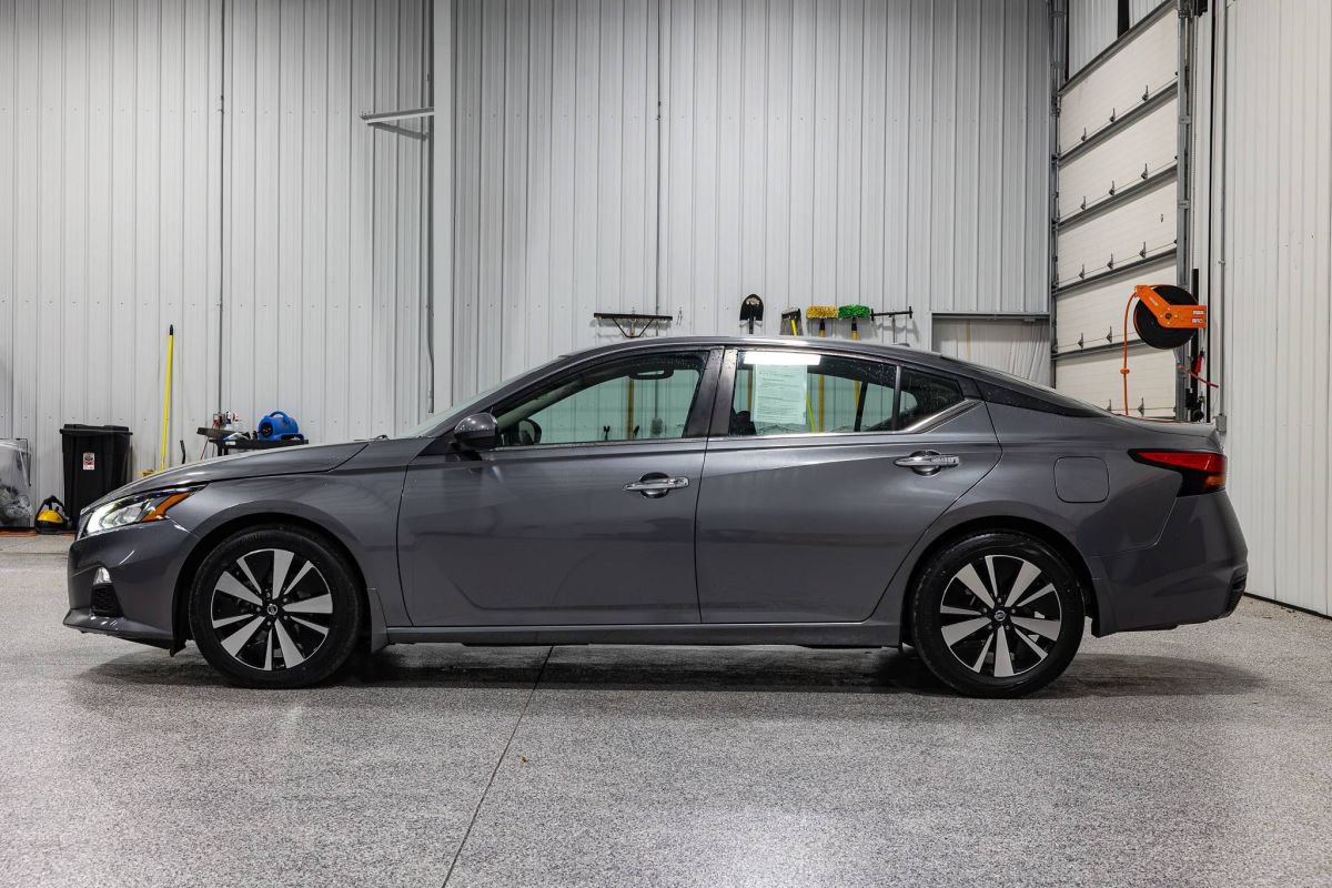 Used 2022 Nissan Altima 2.5 SV FWD image 2