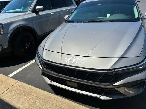 Used 2024 Hyundai Elantra SEL w/ Convenience Package FWD image 2