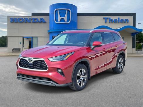 Used 2022 Toyota Highlander XLE AWD/4WD image 2