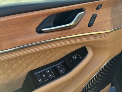 Used 2023 Jeep Grand Cherokee Summit image 24