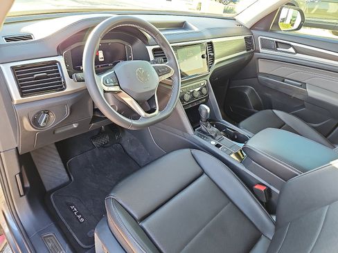 Used 2023 Volkswagen Atlas SE image 12