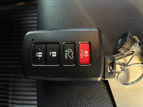 Used 2017 Toyota RAV4 Limited image 29