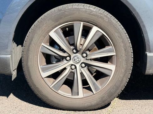 Used 2022 Toyota Venza LE AWD/4WD image 9