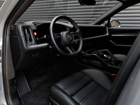 Certified 2026 Porsche Cayenne Coupe AWD/4WD image 4