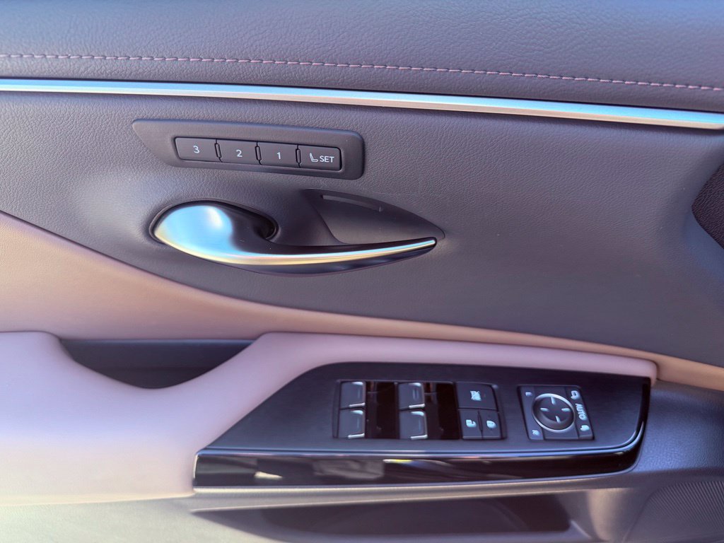 Certified 2025 Lexus ES 300h w/ Premium Package FWD image 17