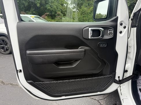 Certified 2024 Jeep Wrangler Unlimited w/ Convenience Group AWD/4WD image 9