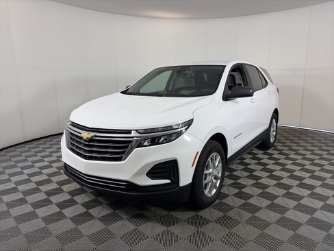 Used 2023 Chevrolet Equinox LS w/ LS Convenience Package FWD image 2