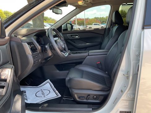 Used 2023 Nissan Rogue Platinum FWD image 9