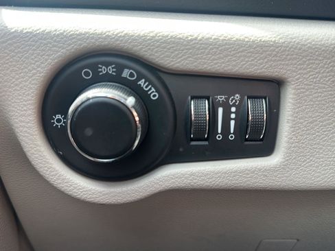 Used 2022 Chrysler Voyager LX image 23