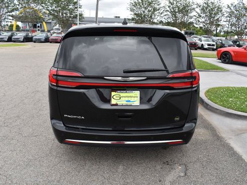 Used 2023 Chrysler Pacifica Touring-L FWD image 11