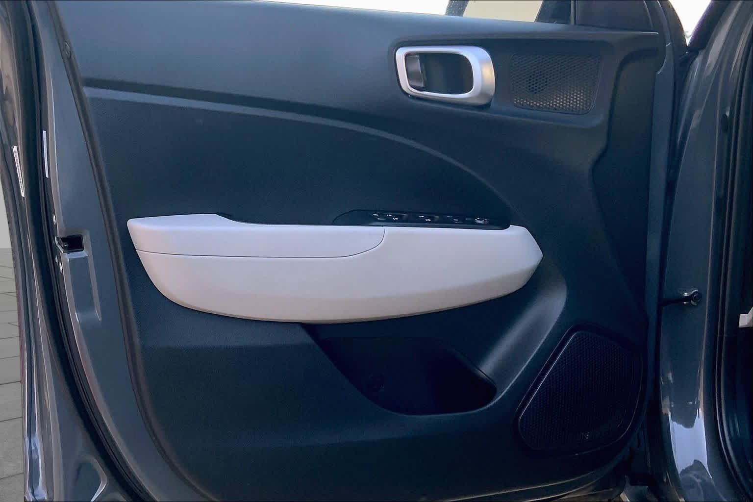 Certified 2025 Hyundai Venue SEL FWD image 21