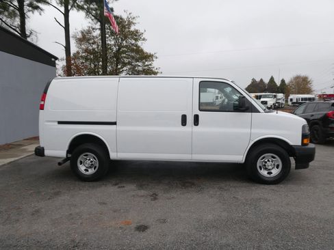 Used 2021 Chevrolet Express 2500 w/ Driver Convenience Package image 4