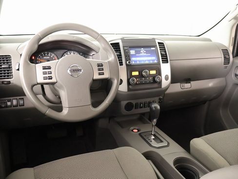 Used 2021 Nissan Frontier SV image 2