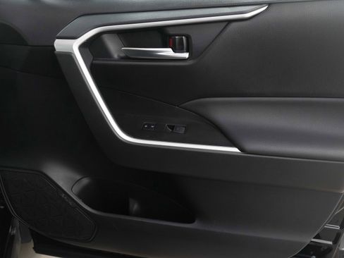 Used 2025 Toyota RAV4 XLE image 9