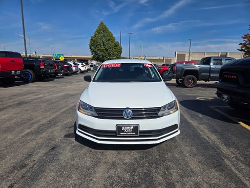 Used 2016 Volkswagen Jetta SE image 2