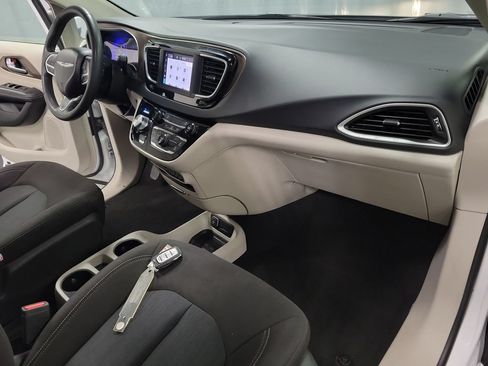 Used 2023 Chrysler Voyager LX FWD image 31