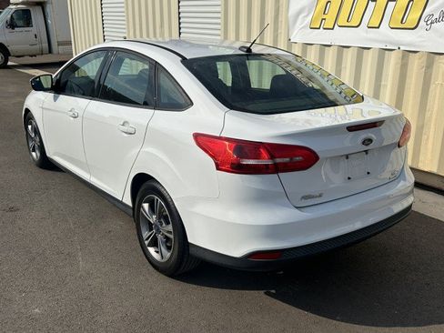 Used 2018 Ford Focus SE w/ SE Appearance Package FWD image 2