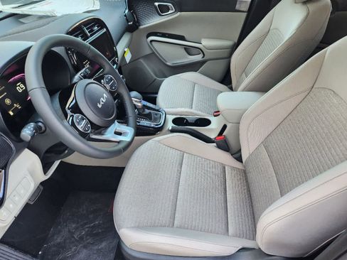 Certified 2025 Kia Soul EX FWD image 11