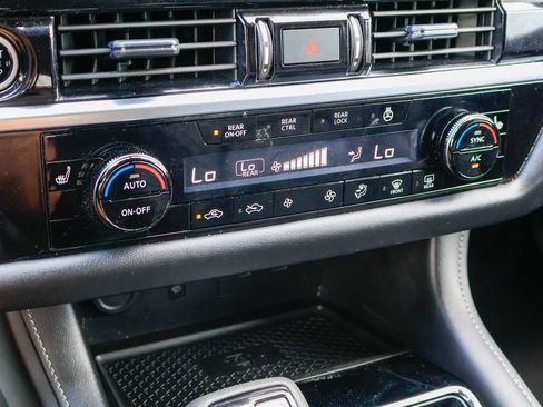 Used 2024 Nissan Pathfinder SL w/ SL Premium Package FWD image 17