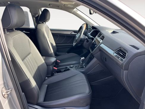 Used 2023 Volkswagen Tiguan SE w/ Panoramic Sunroof Package image 18